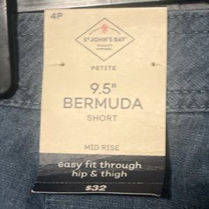 St. Johns bay Bermuda 9.5” shorts